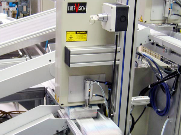 &Uuml;berpr&uuml;fen von Etiektt und Deckel im Produktionstakt